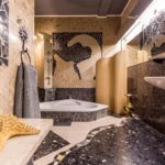 Badezimmer mit Mosaikfliesen und Eckbadewanne