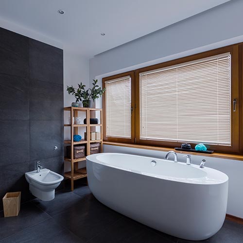 Große Fliesen mit großer Badewanne im Badezimmer