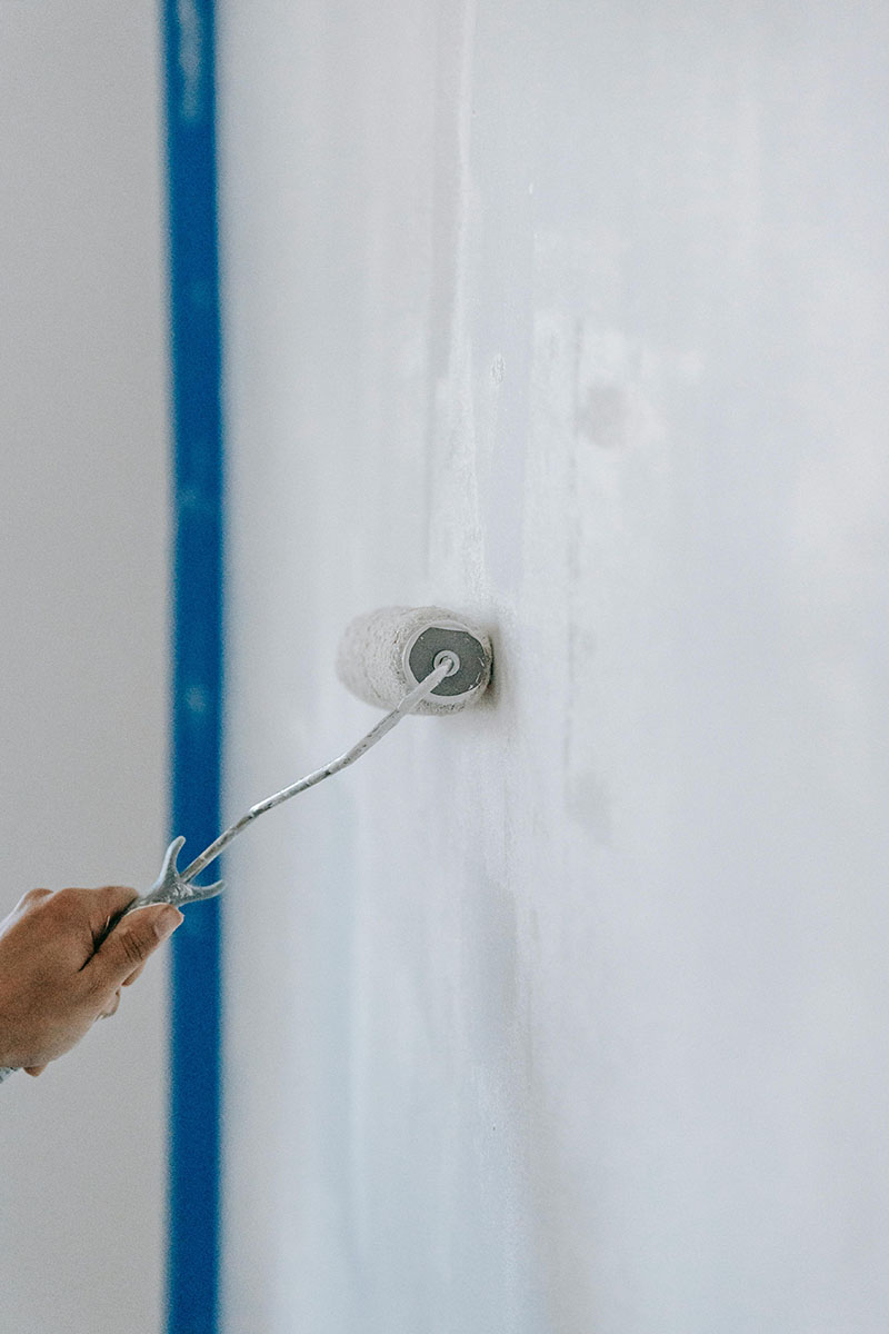 Fassaden- und Malerarbeiten in Wien – Ihr Malerbetrieb für professionelle Anstriche Malerfirma streicht die Fassade eines Hauses in Wien