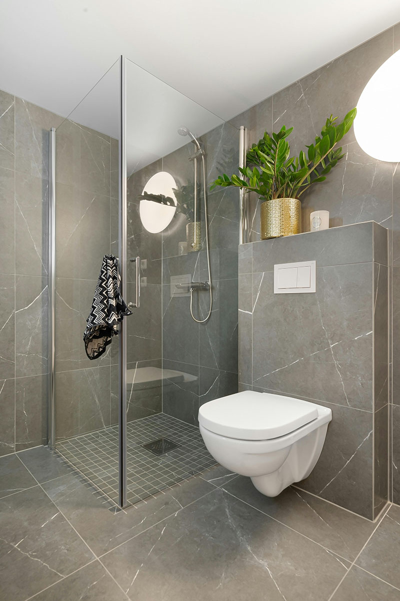 Installateur montierte eine bodengleiche Dusche in einem barrierefreien Badezimmer