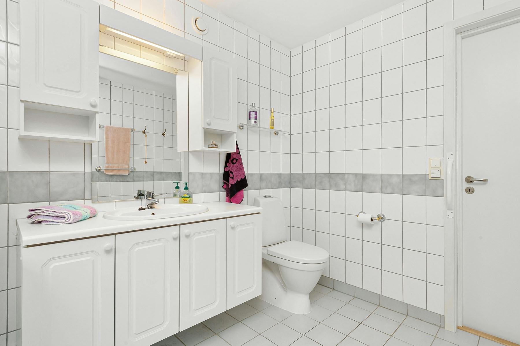 Ihr Bauunternehmen für Sanierung und Badsanierung – Hochwertige Bauarbeiten für moderne Badezimmer Baufirma für professionelle Sanierung – Barrierefreies Badezimmer mit stilvollem Design und hochwertiger Verarbeitung