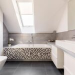 Badewanne in einem Badezimmer mit Dachschräge